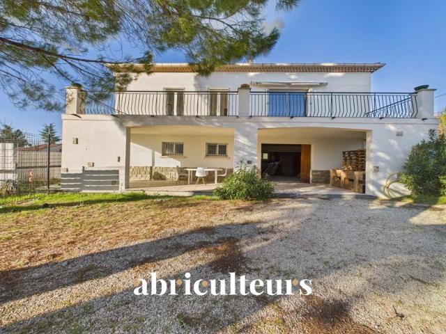 Charmante maison T4 avec possibilité d'aménagement, terrasses et jardin à Eguilles 13510