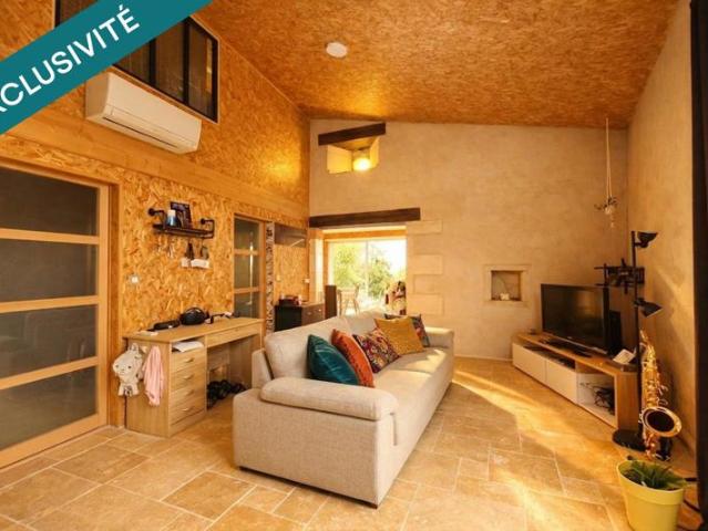 Charmante maison T3 en pierre et bois, deux chambres, dressing, jardin et garage