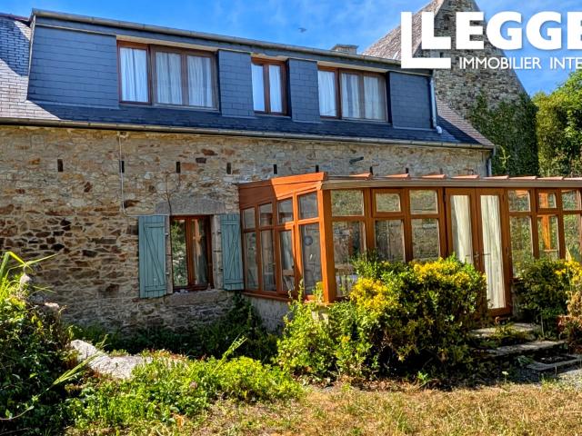 Charmante maison 2 chambres avec grande dépendance en pierre et terrain de 2000 m² proche du centre de Duault
