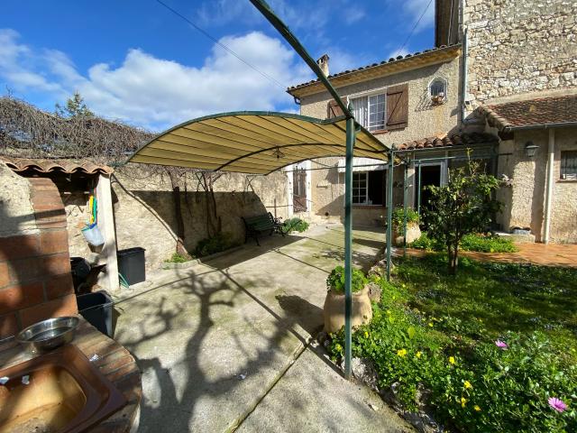 VENCE RARE, Maison de ville 3P à rénover, terrain 300m2 Emplacement privilégié