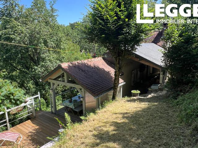 Charmante maisonnette d'une chambre idéalement présentée, située en forêt au bord de la rivière, sans voisins