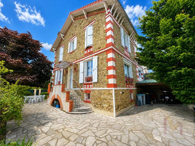 Charmante meulière familiale sur 643 m2 de terrain arboré