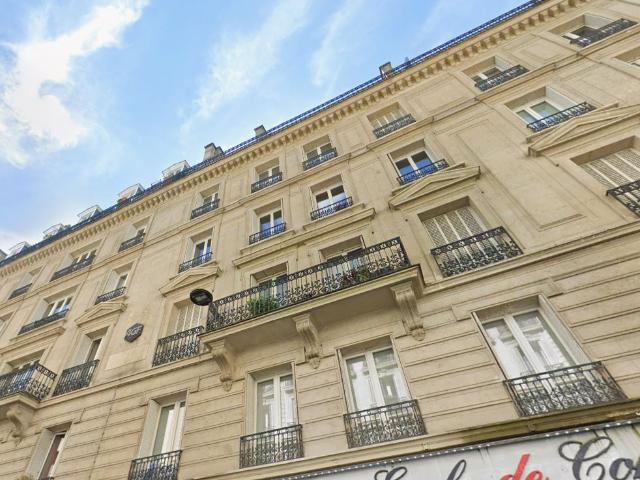 Charmante studette rénovée de 12 m2 au sol 10 m2 Carrez Paris 8e Idéal investissement ou pied à terre