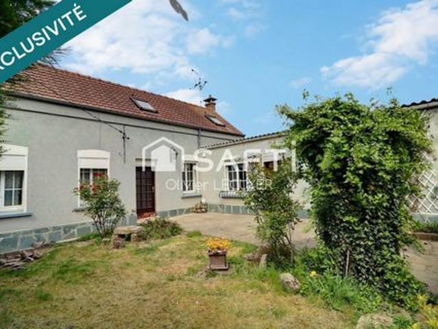 Charmante petite maison de village, à remettre au confort d'aujourd'hui, avec un petit extérieur bien clos et son garage ! A ne pas Manquer.