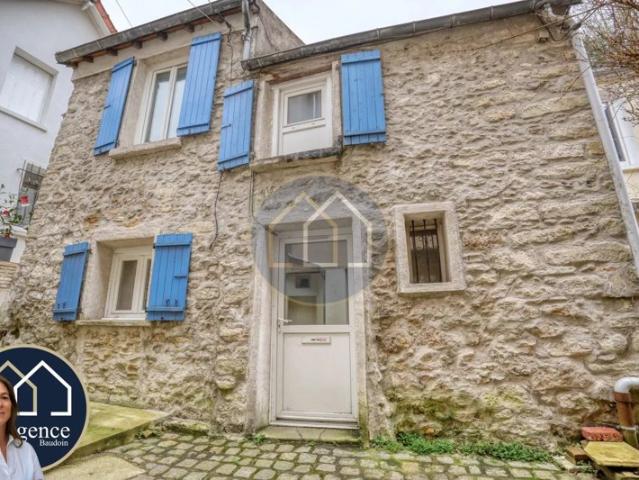 Charmante petite maison de ville très bien située au coeur du village de L'étang la Ville. Terrain de 450m2 arboré en partie constructible. Commerces et gare accessibles à pied. Paris centre à 40 min