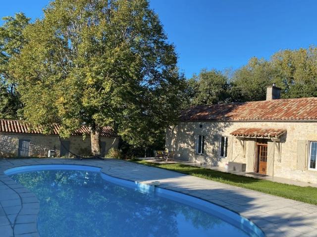 Charmante propriété avec Gîte indépendant, piscine et pigeonnier sur près de 4000m2