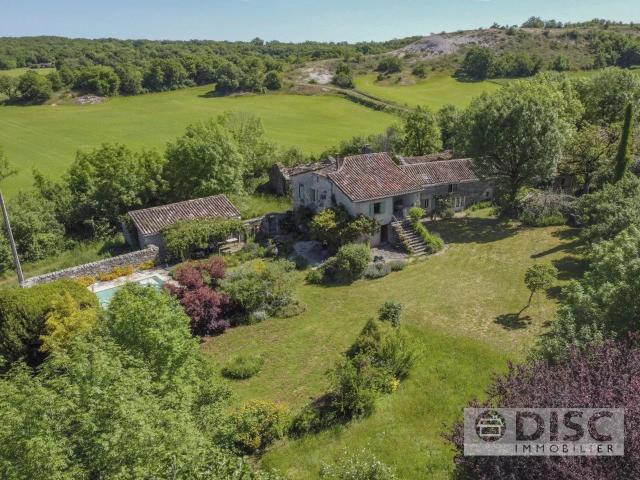 Charmante propriété avec gîte, piscine, grange un magnifique. 213m² Caylus
