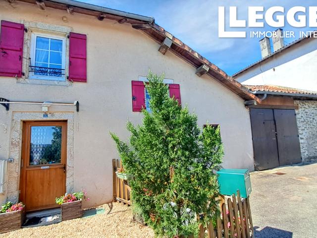 Charmante propriété de 2 chambres dans le village de Cussac. À distance de marche de toutes les commodités