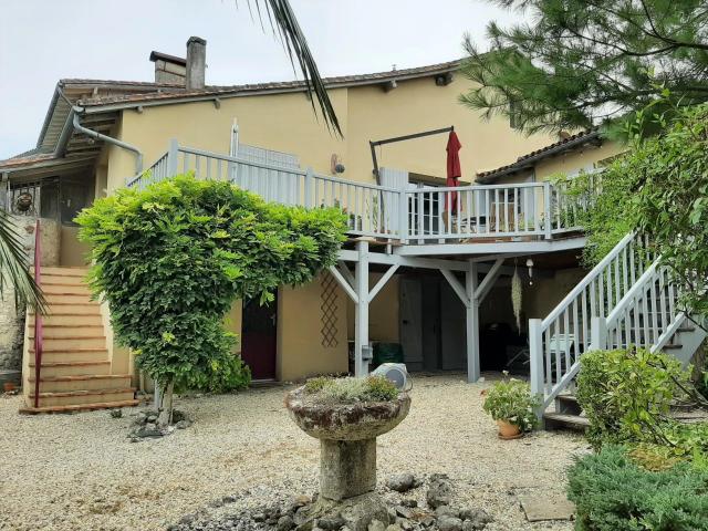Charmante propriété de 2 chambres et 2 salles de bains à Aub. 134m² Aubeterre sur Dronne