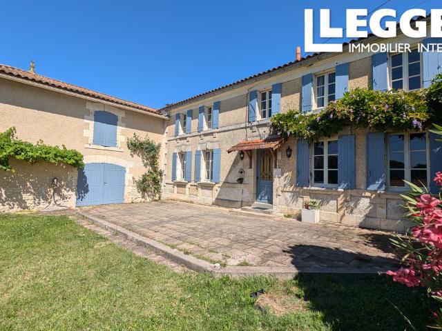 Charmante propriété de 3 chambres Jardin, Dépendances, Carport. A 10mn de Barbezieux en Charente