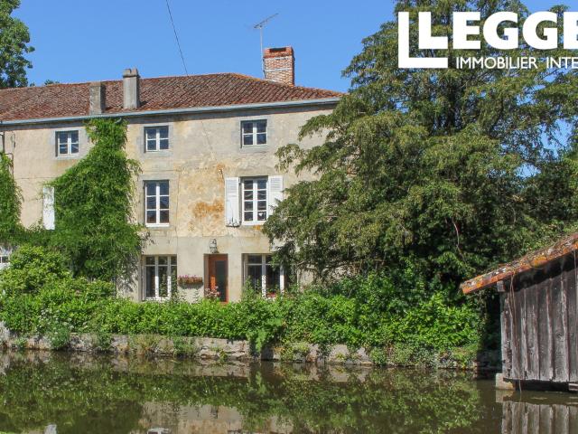 Charmante propriété de 4 chambres située au bord du canal, avec dépendances et plus d'un hectare de terrain