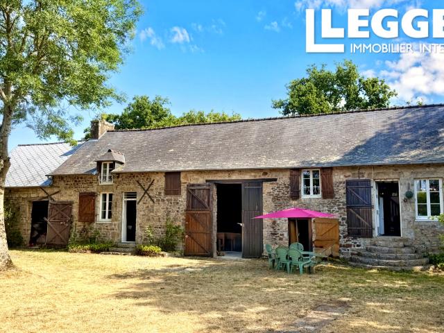 Charmante propriété en pierre avec maison de 3 chambres, gîte d'une chambre et nombreuses dépendances au calme