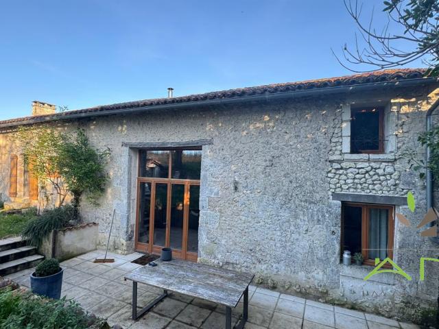 ? Charmante Propriété en Pierre avec Deux Espaces de Vie ? 180m² Saint Martial Viveyrol