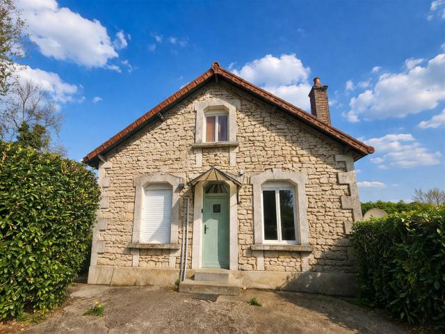 Charmante propriété en pierre avec gîte, dépendances et jard. 171m² Marthon