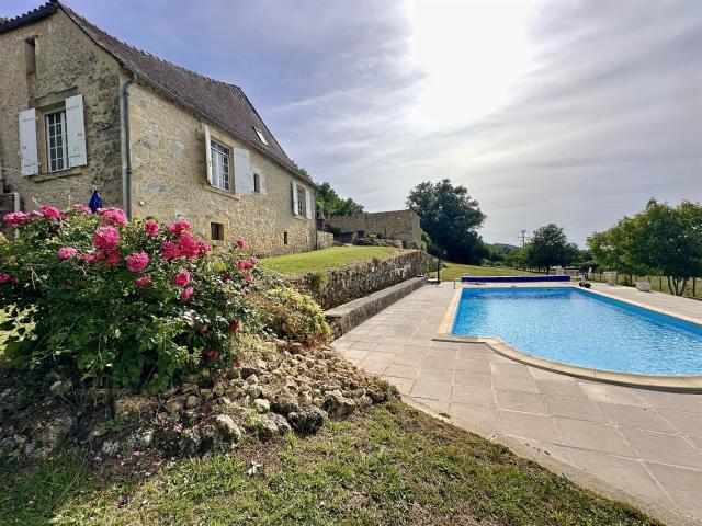 Charmante propriété en pierre avec granges, à quelques pas d. 203m² Lalinde