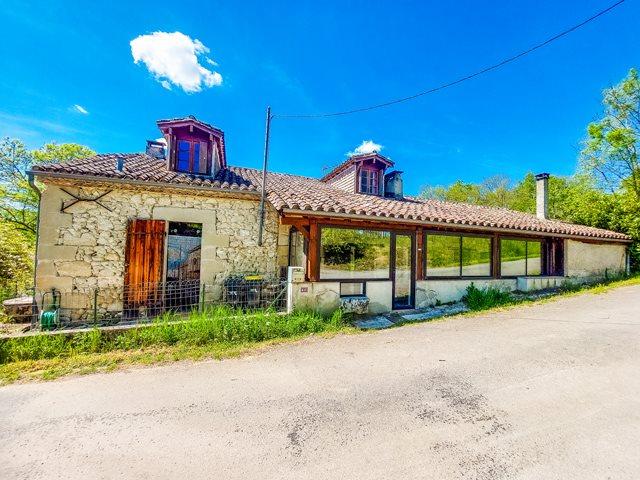 Charmante propriété en pierre française située dans une ruel. 176m² Lavergne
