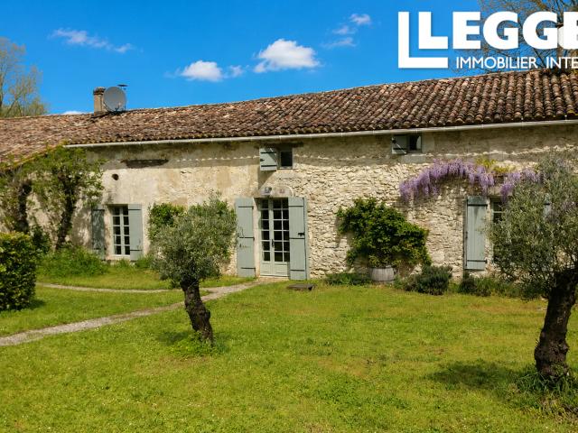 Charmante propriété en pierre riche en éléments d'origine, avec vue sur la vallée, près d'Eymet