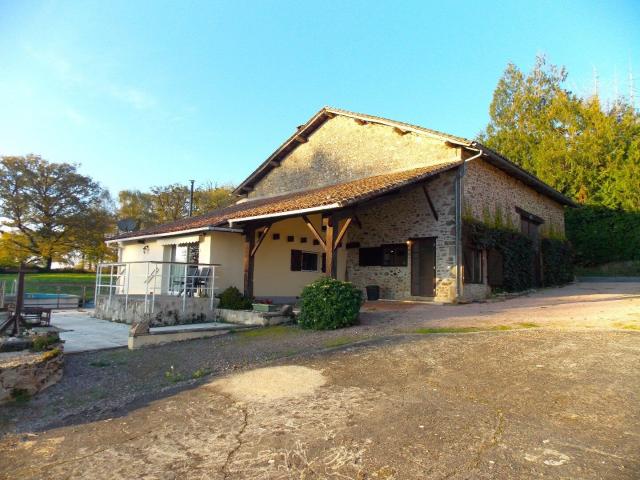 Charmante propriété individuelle en pierre rénovée avec gran. 120m² Les Salles Lavauguyon