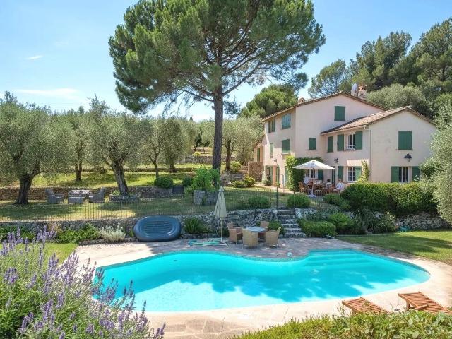 Charmante propriété provençale avec piscine et oliveraie, au. 173m² Grasse