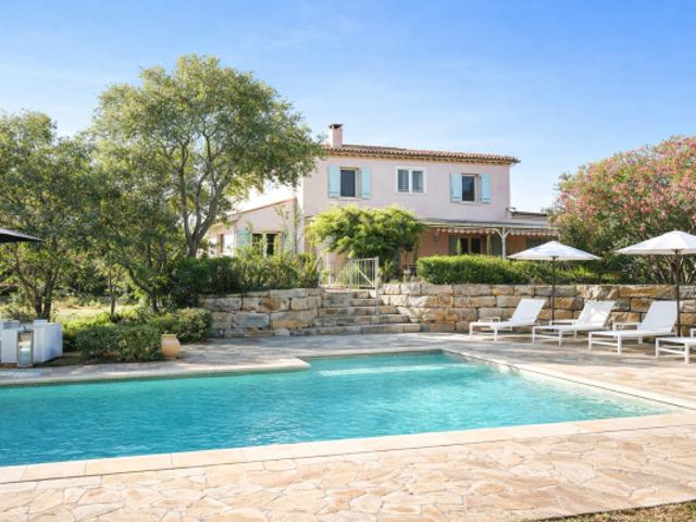 CHARMANTE PROVENCALE, PISCINE ET GRAND TERRAIN