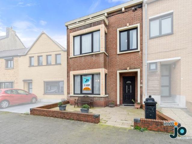 Charmante rijwoning met 3 4 slaapkamers te koop in Mariak.