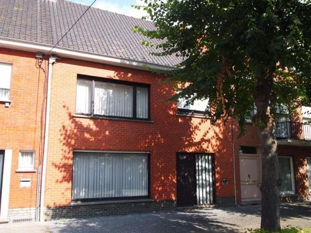 Charmante rijwoning met klein tuintje en achterliggende garage