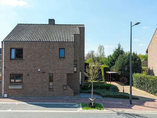 Charmante woning met 3 slaapkamers en inpandige garage!