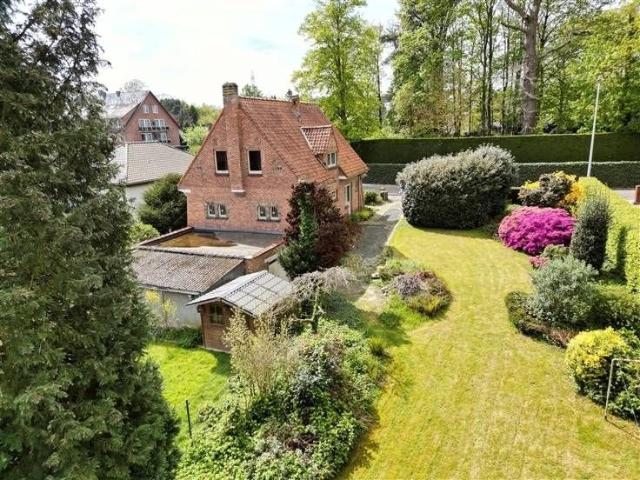 Charmante villa 2 ch. avec ensoleillé, garage et caves