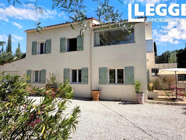 Charmante villa à Cotignac, en Provence. Elle comprend 4 chambres, une piscine, un jardin, un emplacement calm
