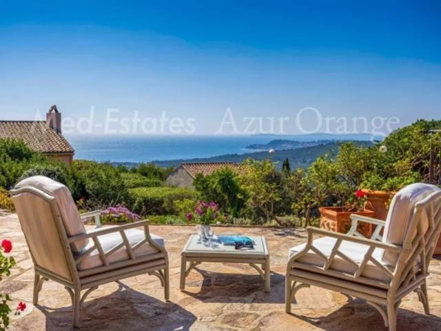 Charmante villa au calme superbe vue collines & mer