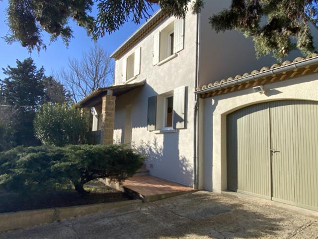 Charmante villa avec vue et terrain arboré