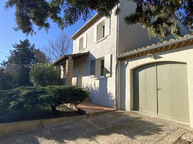 Charmante villa avec vue et terrain arboré