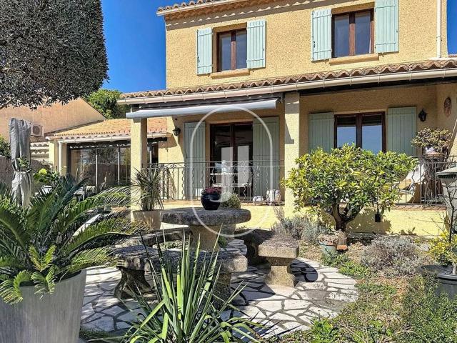 Charmante villa avec jardin et garage à vendre à Uzès, à deu. 85m² Uzès