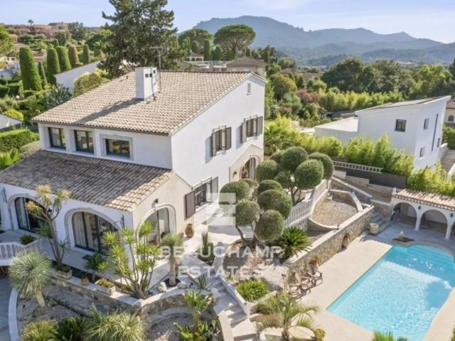 Charmante villa de 4 chambres avec piscine et vue dégagée à Mandelieu