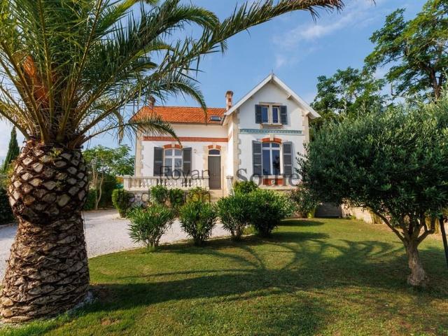 CHARMANTE VILLA DE CARACTERE AVEC VUE MER A PORT DES BARQUES
