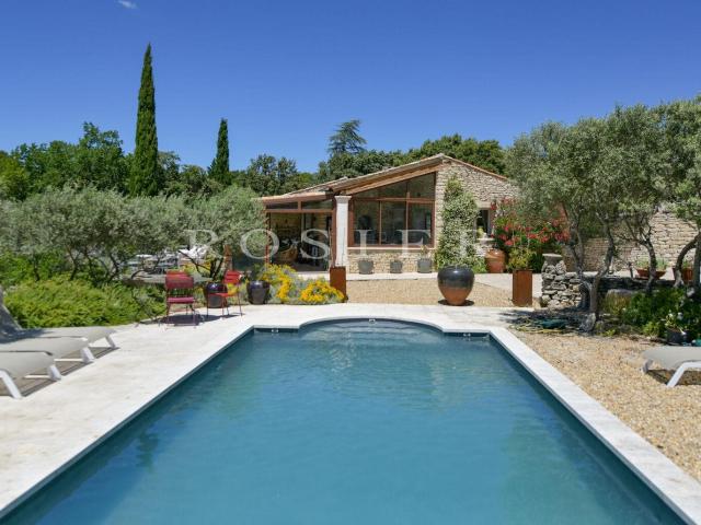 Charmante villa de plain pied à quelques minutes du centre d. 150m² Gordes