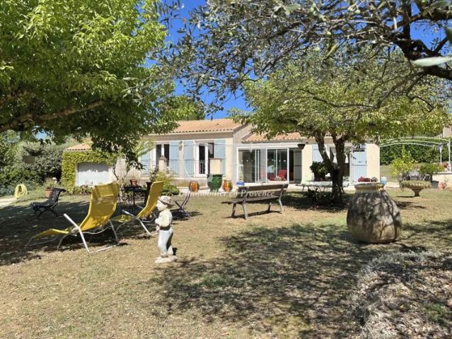 Charmante villa de plain pied avec beau terrain arboré et clos de 2 627 m²