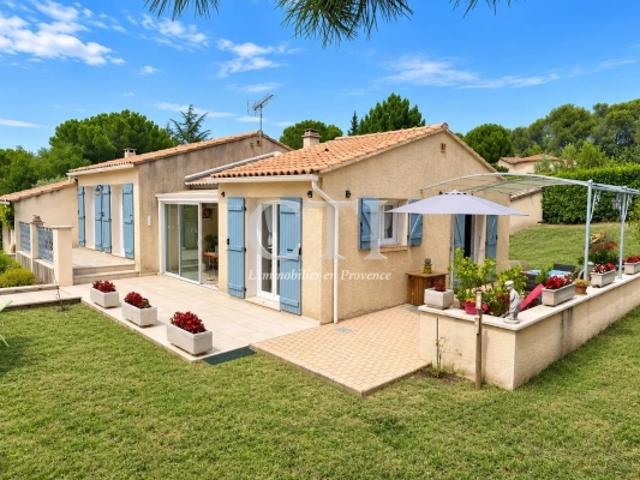 Charmante villa de plain pied avec beau terrain arboré et clos de 2 627 m²