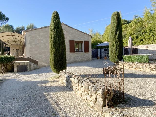 Charmante villa de plain pied sur un beau terrain arboré avec piscine