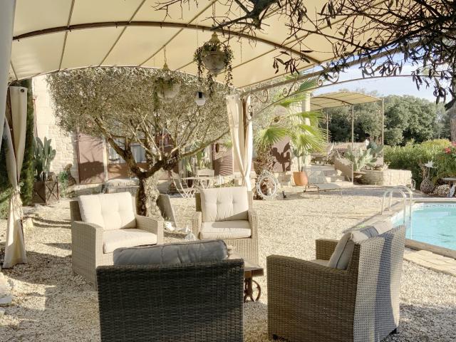 Charmante villa de plain pied sur un beau terrain arboré avec piscine