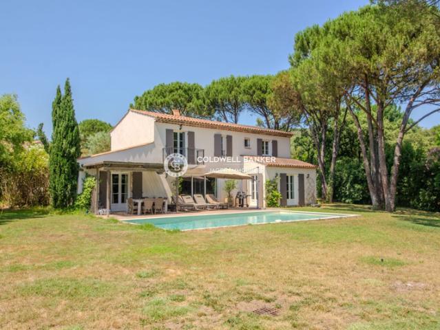 Charmante villa entourée de pins parasols dans un domaine sécu