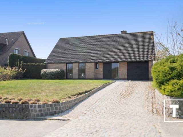 Charmante villa op 1615 m² in het hart van Balegem