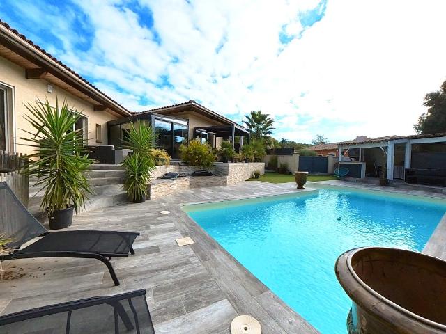 Élégante villa contemporaine avec piscine, jardin paysager et cadre naturel d'exception