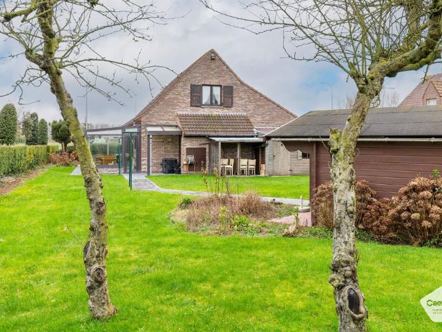 Charmante villa met tal van mogelijkheden en prachtige zongerichte tuin