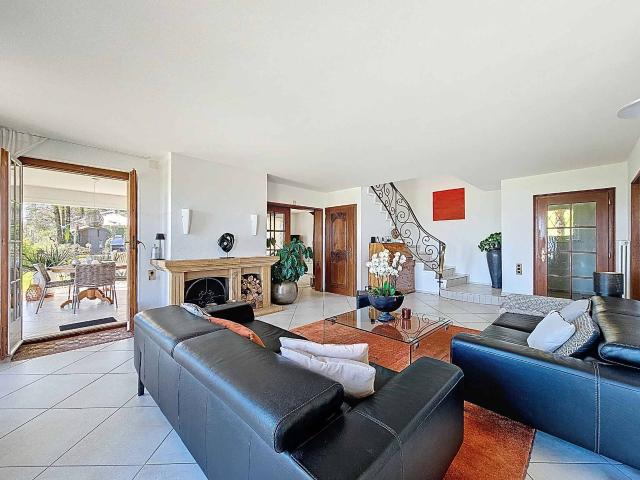 Charmante Villa mit Panoramablick auf den Neuchâtelsee