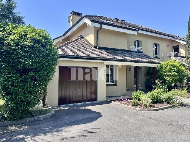 Charmante villa mitoyenne avec véranda et jardin à.