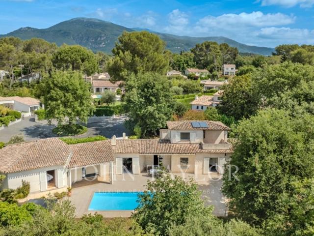 Charmante villa provençale dans un domaine privé — Roquefort les Pins