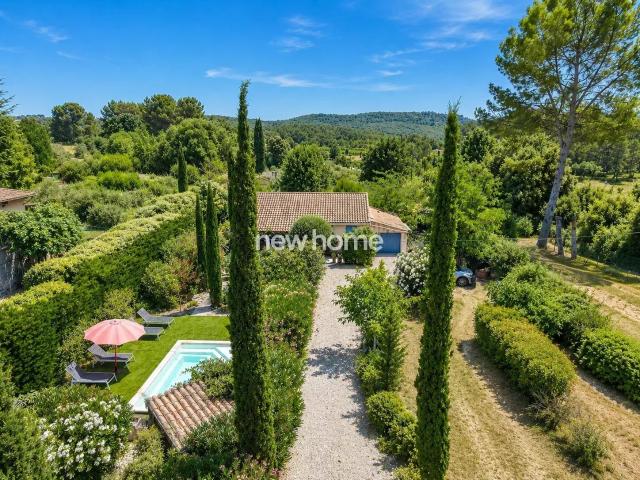 Charmante villa rénovée avec piscine dans un écrin de verdur. 90m² Saint Antonin du Var