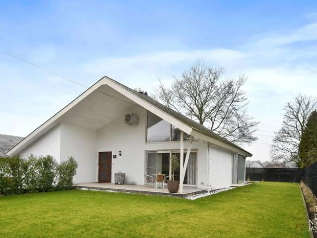Charmante vrijstaande gezinswoning met grote garage en mooi