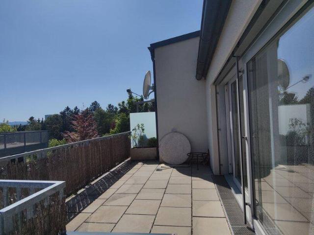 Charmante Zweistöckige Dachgeschosswohnung mit Terrasse und Balkon